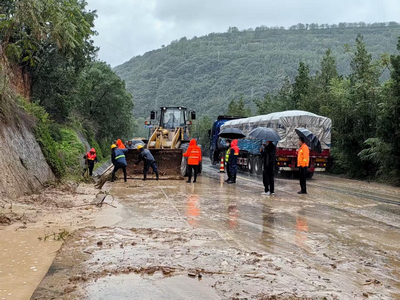 咸陽路橋工程公司高效清理塌方路段守護群眾出行安全